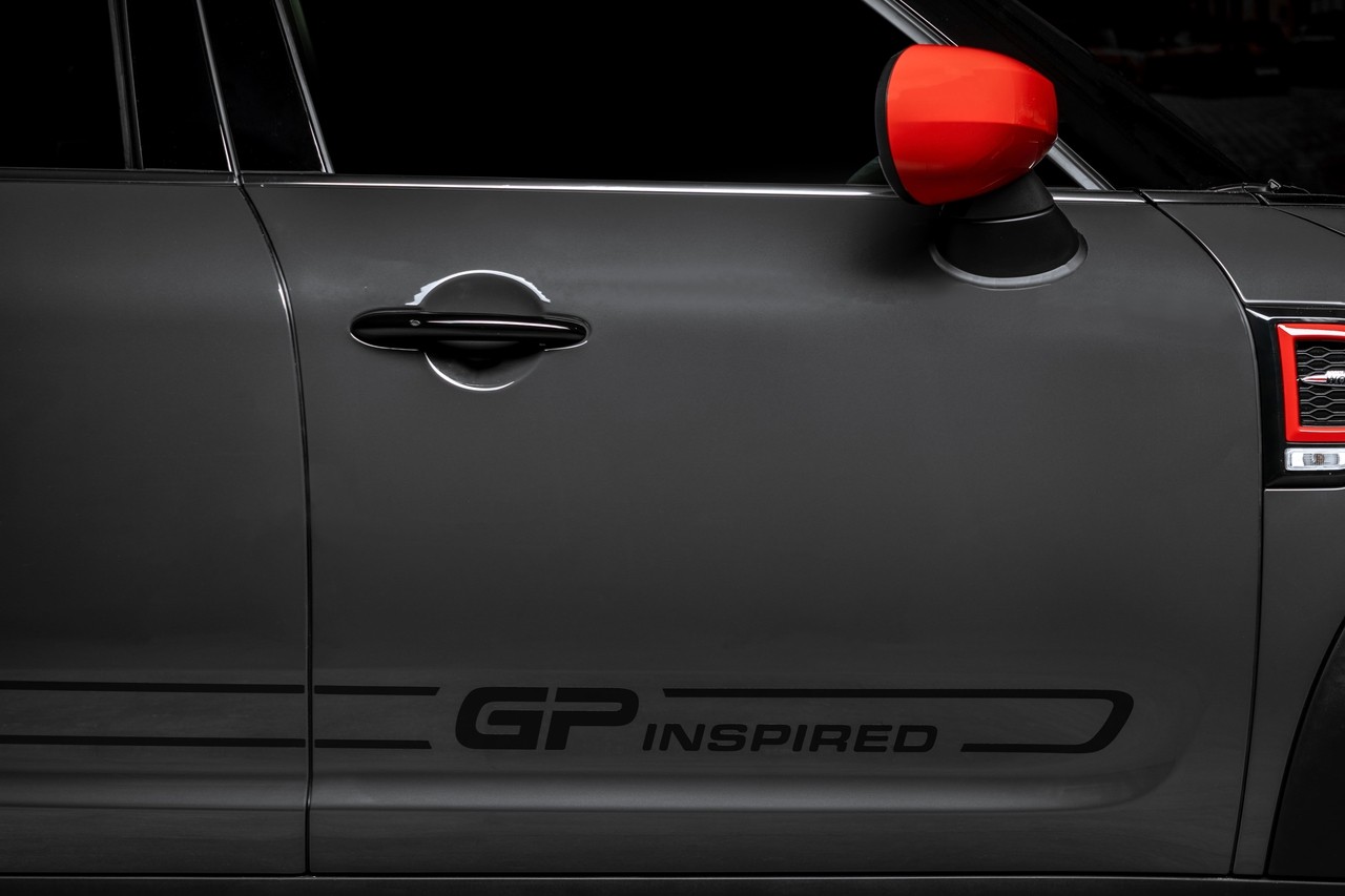 MINI John Cooper Works Clubman – вид сбоку